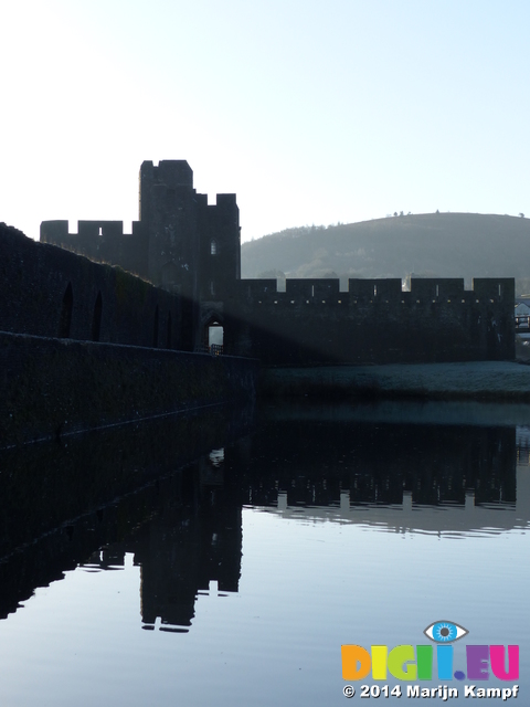 FZ010762 Sun rays over Caerphilly castle wall